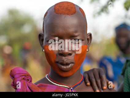 Schöne junge Frau mit Make up während der Zeremonie dicke Männer des Stammes Bodi, Omo-Tal, Hana Mursi, Äthiopien Stockfoto