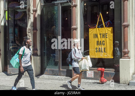 Ein Urban Outfitters Store im Stadtteil Soho von New York wirbt damit, dass es "in der Tasche-Verkauf" auf Samstag, 24. Juni 2017. Der Händler besitzt auch die Marken freie Menschen und Anthropologie.  (© Richard B. Levine) Stockfoto