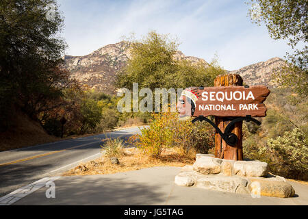 Eingang zum Sequoia National Park auf Generals Highway in Kalifornien, USA Stockfoto