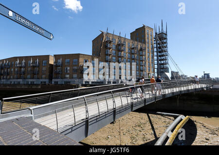 Fußgängerbrücke über eine Bucht des Flusses Themse, schmale Straße, Limehouse, Tower Hamlets, London, UK Stockfoto