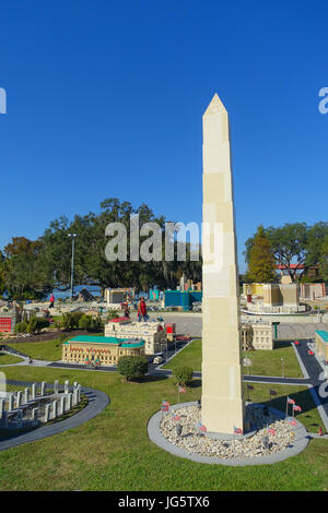 HOUSTON, USA - 12. Januar 2017: Miniatur des Obelisken in den USA ist vollgestopft mit inspirierenden Vervielfältigungen mit Lego-Steinen. Stockfoto