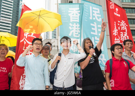 HONG KONG, CHINA - 03 Juli: Joshua Wong Chi-Fung (2. von links), die Hong Kong Studentenaktivisten und Generalsekretär der pro-Demokratie-Partei, Demosistō Stockfoto