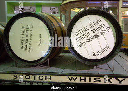 schwarz / weiß Scotch-Whisky-Fässer auf einem Wagen Stockfoto