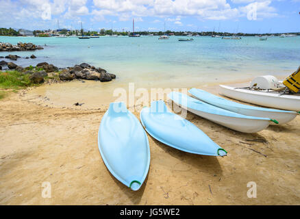 Kajaks am Strand von Grand Baie, Mauritius. Mauritius ist ein wichtiges touristisches Ziel, 3. in der Region und 56. global ranking. Stockfoto