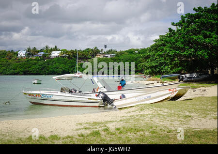 Flacq, Mauritius - 12. Januar 2017. Schnellboote warten Passagiere an der Anlegestelle auf der Ile Aux Cerfs Insel, Flacq, Mauritius. Die Insel ist eines der muss-p Stockfoto