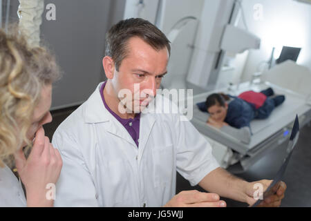 Team von Ärzten, die Analyse von Xray in Arztpraxis Stockfoto