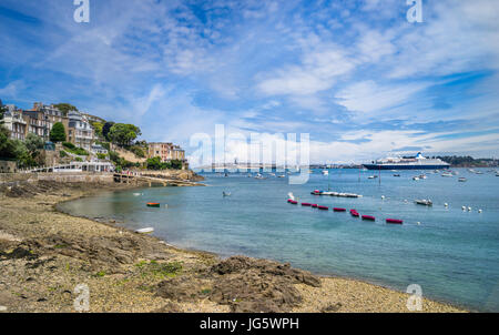 Frankreich, Bretagne, Dinard, Rance River Waterfront Promenade du Clair de Lune mit der ummauerte Hafen Stadt von Saint-Malo im Hintergrund Stockfoto