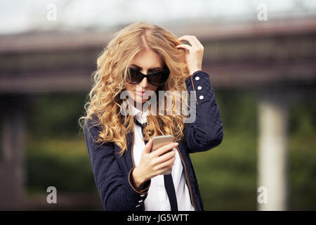 Mode-Business-Frau mit Sonnenbrille auf dem Handy anrufen Stockfoto