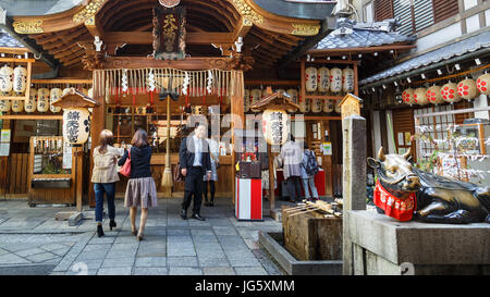 Nishiki Tenmangu Schrein an Teramachi Einkaufsstraße in der Innenstadt von Kyoto, Japan Stockfoto