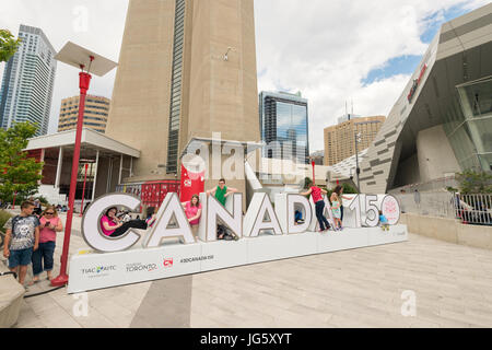 Toronto, Kanada - 26. Juni 2017: Kanada 150 Zeichen an der Unterseite des CN Tower Stockfoto
