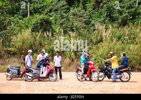 Kampot, Kambodscha - 25. Januar 2012. Menschen, die Motorradfahren auf der Bergstrasse in Kampot, Kambodscha. Kampot ist bekannt für seine qualitativ hochwertigen Pfeffer, Fisch Stockfoto