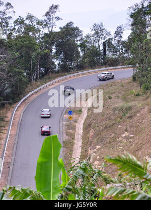 Kampot, Kambodscha - 25. Januar 2012. Fahrzeuge, die auf der Bergstrasse in Kampot, Kambodscha. Kampot liegt südöstlich des Gebirges Elefant Stockfoto