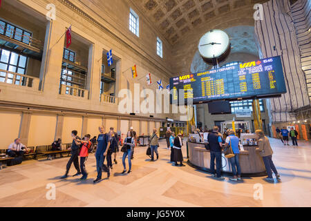 Toronto, Kanada - 26. Juni 2017: Infostand mit Zeitplan an der Union Station Stockfoto