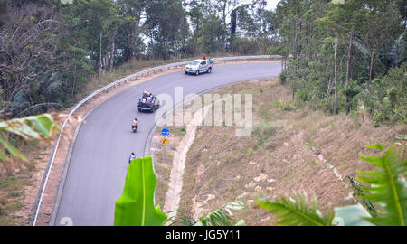 Kampot, Kambodscha - 25. Januar 2012. Bergstraße mit Fahrzeugen in Kampot, Kambodscha. Kampot liegt südöstlich des Gebirges Elefant und um Stockfoto