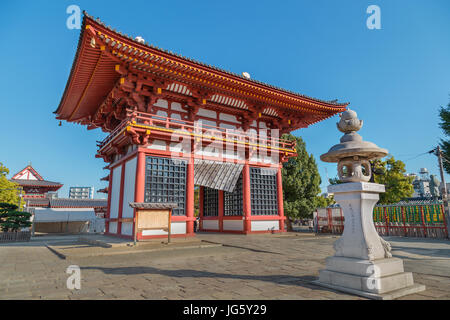 Saidaimon (Westtor) im Shitennoji-Tempel in Osaka, Japan Stockfoto