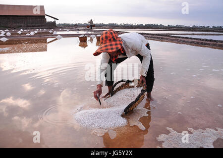 Kampot, Kambodscha - 25. Januar 2012. Eine Frau Salz Bereich in Kampot, Kambodscha. Stockfoto