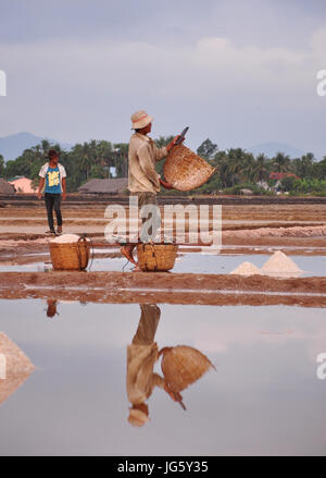 Kampot, Kambodscha - 25. Januar 2012. Mitarbeiter auf Salz Feld Morgen in Kampot, Kambodscha. Stockfoto