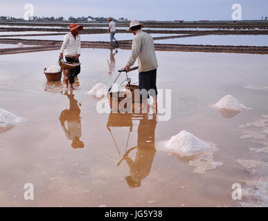 Kampot, Kambodscha - 25. Januar 2012. Arbeiten auf Salz Feld in Kampot, Kambodscha. Kampot Wirtschaft basiert auf Salz und Pfeffer Produktion. Stockfoto