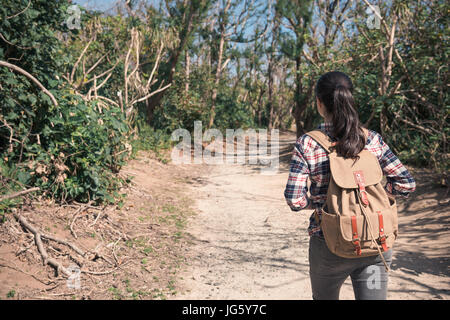 schöne Frau Wanderer Wandern auf Waldweg und wegsehen für Rückansicht auf Aguamansa, Teneriffa, Spanien. Schüler besuchen Naturlandschaft-Konzept. Stockfoto