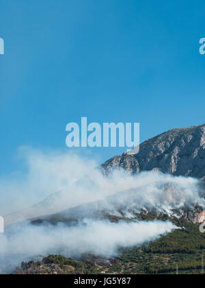 Dramatische Waldbrände-Szene in Kroatien an heißen Sommertag Stockfoto