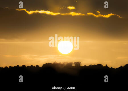 Sunset Orange, Sonnenauf- oder Sonnenuntergang ist das tägliche Verschwinden der Sonne unterhalb des Horizonts durch Erden rotation Stockfoto