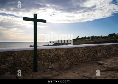 CASCAIS, PORTUGAL - Juni 2017 - A Cross in den Mund der Hölle, Boca do Inferno in portugiesischer Sprache Stockfoto