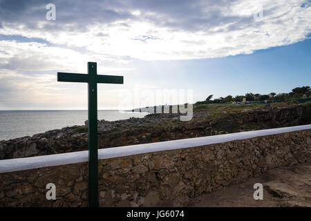 CASCAIS, PORTUGAL - Juni 2017 - A Cross in den Mund der Hölle, Boca do Inferno in portugiesischer Sprache Stockfoto