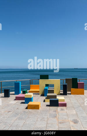 ESTORIL, PORTUGAL - Juni 2017 - Kunstinstallation von bunten Stücke in Paredão da Praia do Monte Estoril Stockfoto