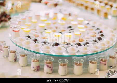 Die Zusammensetzung der Kuchen-Tischdekoration Stockfoto