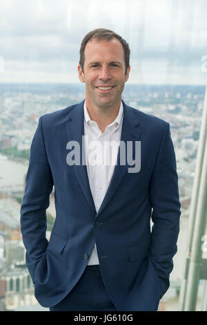 Ehemaliger britischer Tennisspieler Greg Rusedski in der Ansicht von der Shard als Beginn der Wimbledon Championships in Gang kommt. Stockfoto