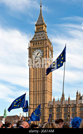 Flaggen der Europäischen Union vor dem Parlamentsgebäude der Palace of Westminster, UK Stockfoto