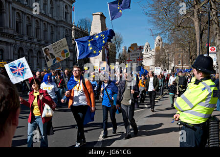 Demonstranten versammeln sich in Westminster nach einem Marsch von Park Lane gegen bevorstehenden Austritt Großbritanniens aus der EU zu demonstrieren. Stockfoto