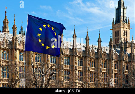 Eine Flagge der Europäischen Union vor dem Parlamentsgebäude der Palace of Westminster, UK Stockfoto