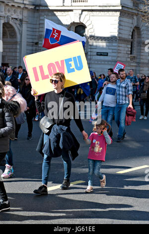 Demonstranten versammeln sich in Westminster nach einem Marsch von Park Lane gegen bevorstehenden Austritt Großbritanniens aus der EU zu demonstrieren. Stockfoto