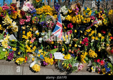 Blumen vor dem Westminster Parlament nach einem Terroranschlag im Bereich Stockfoto