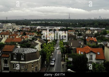 AJAXNETPHOTO. VAL D ' OR, FRANKREICH. -BLICK AUF DIE SKYLINE VON PARIS MIT DEM EIFFELTURM SICHTBAR VOM BAHNHOF IN DER NÄHE VON VORORTEN VON VAL D ' OR. FOTO: JONATHAN EASTLAND/AJAX REF: D121506 2848 Stockfoto