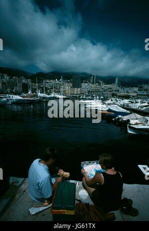 AJAXNETPHOTO. 2001., MONACO - PAAR EINE PIC-NIC MIT BLICK AUF DEN HAFEN GENIEßEN. FOTO: JONATHAN EASTLAND / AJAX. REF: 020725 1 Stockfoto