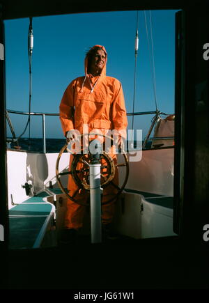 AJAXNETPHOTO. MITTELMEER. -STEUERMANN AM STEUER DES SAILING YACHT AUF DURCHGANG IN RAUER SEE BIS NACH NORDAFRIKA. FOTO: JONATHAN EASTLAND/AJAX REF: 71 027 Stockfoto