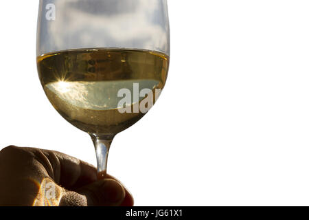 Hand mit einem Glas Weißwein Stockfoto