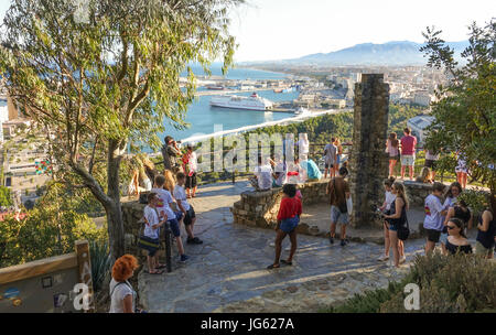 Touristen am Aussichtspunkt Gibralfaro mit Blick auf Hafen von Málaga, Andalusien, Spanien. Stockfoto