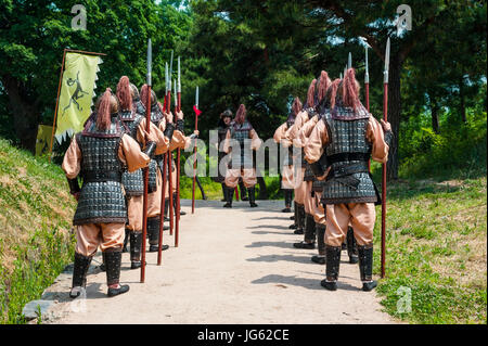 Wechsel der Wachablösung, Gongsanseong Burg, Gongju, Süd Chungcheong Provinz, Südkorea Stockfoto