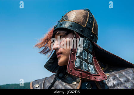 Mann mit einem traditionellen Costum an die wechselnden Wachablösung, Gongsanseong Burg, Gongju, Süd Chungcheong Provinz, Südkorea Stockfoto