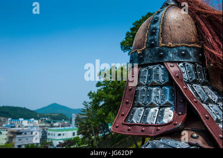 Traditioneller Helm eine Wachablösung vor dem Ändern der Zeremonie, Gongsanseong, Gongju Wachburg, Süd Chungcheong Provinz, Südkorea Stockfoto