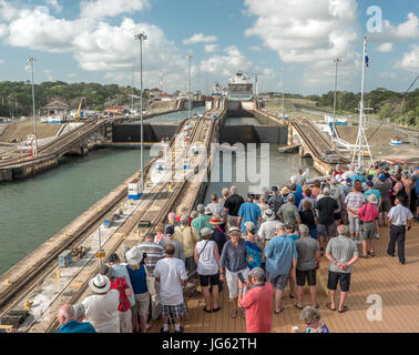 Holland America MS Eurodam Kreuzfahrt-Passagiere sammeln für den Beginn der A Panamakanal Durchfahrt an Gatun Schleusen erstmals von der Atlantikseite Stockfoto