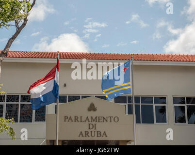 Die Niederländer und Aruba Flaggen am Eingang zum Parlamento Di Aruba Aruba Parlament Stockfoto