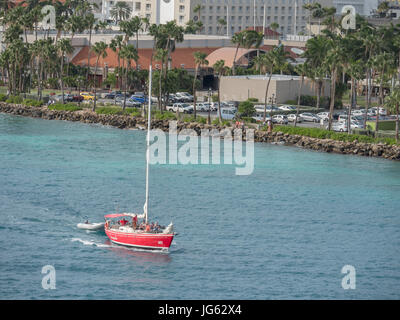 Eine rote Segelyacht verlassen Oranjestadt Aruba Stockfoto