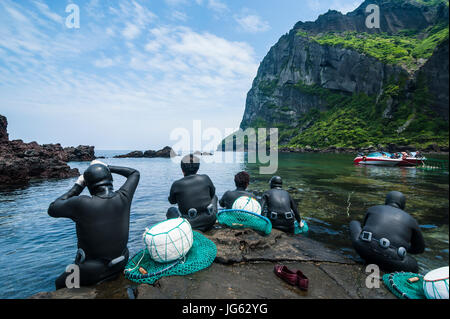 Haenyo, die berühmte Taucherinnen auf der UNESCO-Welterbe Anblick der Insel Jejudo, Südkorea Stockfoto