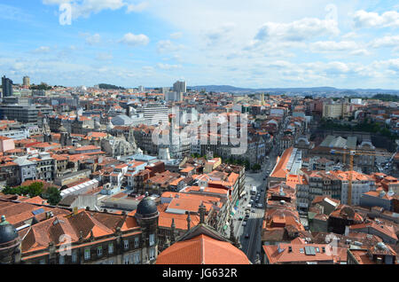 Oberstadt-Blick vom Kirchturm Clérigos in Porto, Portugal Stockfoto