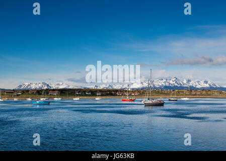 Boote in der Bucht vor der Stadt Ushuaia in Feuerland, Argentinien Stockfoto