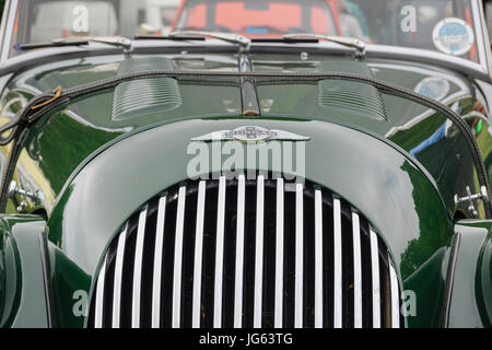 Llangollen Wales UK - 1. Juli 2017: Motorhaube Abzeichen auf einem Morgan 4/4 1600 zwei Türen Roadster Cabrio einen britischen Oldtimer zuerst 1936 erbaute Stockfoto